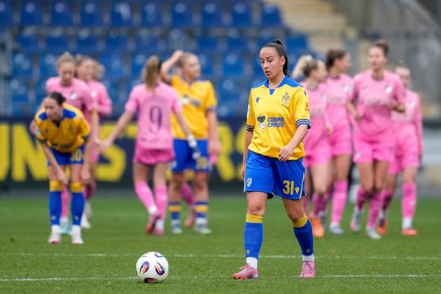 Nelly Juckel Jena, 31 , player of FC Carl Zeiss Jena, looking disappointed, disappointment, frustration, disappointed, pessimistic, after conceding the 1 0 goal, action, action, game scene, 20 12 2025, Sinsheim Hoffenheim Germany , Soccer, Google Pixel Womens Bundesliga, TSG 1899 Hoffenheim FC Carl Zeiss Jena, DFB DFL REGULATIONS PROHIBIT ANY USE OF PHOTOGRAPHS AS IMAGE SEQUENCES AND OR QUASI VIDEO xozx