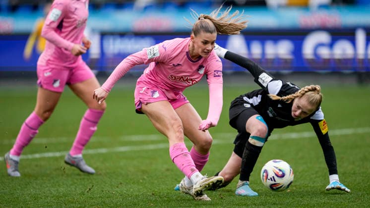 from left goal scorer Selina Cerci TSG, 29 curves around Jasmin Janning goalkeeper, goalkeeper, Jena, 1 and scores the goal for 4 0, goal, goal success, highlight, action, action scene, 20 12 2025, Sinsheim Hoffenheim Germany , Soccer, Google Pixel Womens Bundesliga, TSG 1899 Hoffenheim FC Carl Zeiss Jena, DFB DFL REGULATIONS PROHIBIT ANY USE OF PHOTOGRAPHS AS IMAGE SEQUENCES AND OR QUASI VIDEO xozx