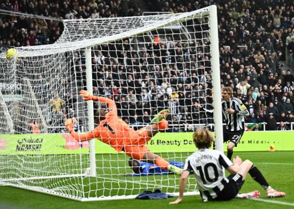 Nick Woltemade of Newcastle United scores their first goal Newcastle United v Chelsea, Premier League, Football, St James Park, Newcastle, UK - 20 Dec 2025Newcastle St James Park United Kingdom EDITORIAL USE ONLY No use with unauthorised audio, video, data, fixture lists, club league logos or live services. Online in-match use limited to 120 images, no video emulation. No use in betting, games or single club league player publications. Copyright: xRichardxLee Shutterstockx 16148796ag