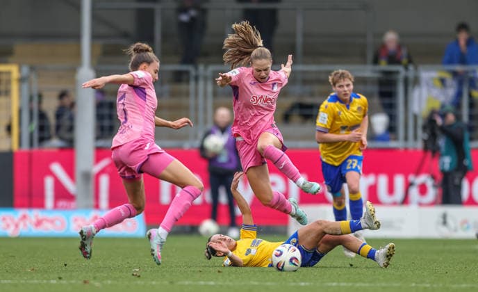 GER, Hoffenheim, TSG Hoffenheim vs Carl Zeiss Jena, Google Pixel Womens Bundesliga, Football, DFB, Season 2025 2026, Dietmar Hopp Stadium, 14 Matchday in picture v l Noemi Gentile FC Carl Zeiss Jena Women 25 , Jamilla Rankin TSG 1899 Hoffenheim Women 5 , Duel DFB DFL REGULATIONS PROHIBIT ANY USE OF PHOTOGRAPHS AS IMAGE SEQUENCES AND OR QUASI VIDEO, 20 12 2025 Copyright: HMBxMedia HendrikxHamelau