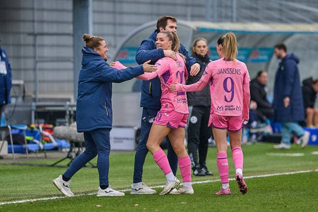 Thomas Johrden TSG 1899 Hoffenheim, Interim Coach congratulates Selina Cerci TSG 1899 Hoffenheim, 29 on her goal for 4 0, jubilation, joy GER, TSG 1899 Hoffenheim vs FC Carl Zeiss Jena, Football, Women, Google Pixel Bundesliga, Matchday 14, Season 2025 2026, 20 12 2025 DFL, DFB regulations prohibit any use of photographs as image sequences and or quasi video GER, TSG 1899 Hoffenheim vs FC Carl Zeiss Jena, Football, Women, Google Pixel Bundesliga, Matchday 14, Season 2025 2026, 20 12 2025 Sinsheim Copyright: xEibner-Pressefoto GeraldxOelze-dexStoppanyx EP_ODS