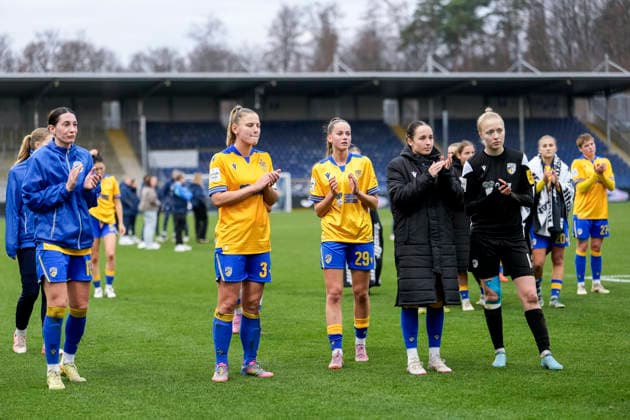 players of FC Carl Zeiss Jena, disappointed about the defeat, disappointment after the final whistle, highlight, loser, lost, frustration, disappointed, pessimistic, 20 12 2025, Sinsheim Hoffenheim Germany , Football, Google Pixel Women Bundesliga, TSG 1899 Hoffenheim FC Carl Zeiss Jena, DFB DFL REGULATIONS PROHIBIT ANY USE OF PHOTOGRAPHS AS IMAGE SEQUENCES AND OR QUASI VIDEO xozx