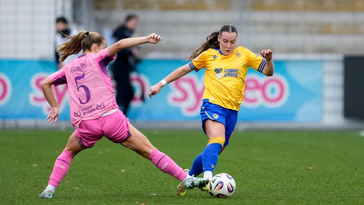 v li Jamilla Sofia Rankin TSG, 5 , Felicia Sträßer Strässer, Jena, 8 , duel, duel scene, duel, tackle, tackling, dynamics, action, 20 12 2025, Sinsheim Hoffenheim Germany , Football, Google Pixel Women Bundesliga, TSG 1899 Hoffenheim FC Carl Zeiss Jena, DFB DFL REGULATIONS PROHIBIT ANY USE OF PHOTOGRAPHS AS IMAGE SEQUENCES AND OR QUASI VIDEO xozx