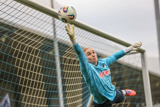 GER, Hoffenheim, TSG Hoffenheim vs Carl Zeiss Jena, Google Pixel Women Bundesliga, Football, DFB, Season 2025 2026, Dietmar Hopp Stadium, 14 Matchday in picture Laura Dick TSG 1899 Hoffenheim Women 1 , Jump Parade, Flight, Ball DFB DFL REGULATIONS PROHIBIT ANY USE OF PHOTOGRAPHS AS IMAGE SEQUENCES AND OR QUASI VIDEO, 20 12 2025 Copyright: HMBxMedia HendrikxHamelau