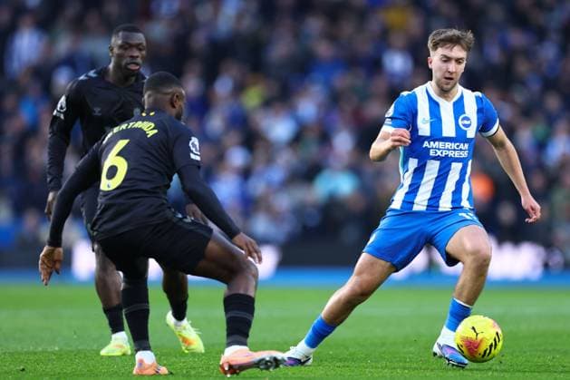 Jack Hinshelwood of Brighton & Hove Albion takes on Lutsharel Geertruida of Sunderland Brighton and Hove Albion v Sunderland, Premier League, Football, American Express Community Stadium, Brighton, UK - 20 Dec 2025Brighton American Express Community Stadi United Kingdom EDITORIAL USE ONLY No use with unauthorised audio, video, data, fixture lists, club league logos or live services. Online in-match use limited to 120 images, no video emulation. No use in betting, games or single club league player publications. Copyright: xSimonxDael Shutterstockx 16148935u