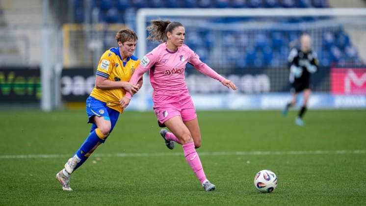 v li Gwendolyn Mummert Gwen Mummert, Jena, 27 , Melissa Kössler TSG, 25 , duel, duel scene, duel, tackle, tackling, dynamics, action, action, 20 12 2025, Sinsheim Hoffenheim Germany , Football, Google Pixel Women Bundesliga, TSG 1899 Hoffenheim FC Carl Zeiss Jena, DFB DFL REGULATIONS PROHIBIT ANY USE OF PHOTOGRAPHS AS IMAGE SEQUENCES AND OR QUASI VIDEO xozx