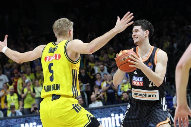 DEU, easyCredit BBL, ALBA vs ratiopharm Ulm, 20 12 2025, Uber Arena, Berlin, DEU, easyCredit BBL, ALBA vs ratiopharm Ulm, pictured Sam Griesel ALBA Berlin 5 , Diego Garavaglia ratiopharm Ulm 23 nordphotoxGmbHx xEngler nph00076