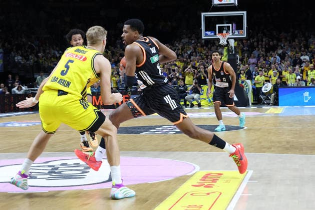 DEU, easyCredit BBL, ALBA vs ratiopharm Ulm, 20 12 2025, Uber Arena, Berlin, DEU, easyCredit BBL, ALBA vs ratiopharm Ulm, pictured Sam Griesel ALBA Berlin 5 , Justin Simon ratiopharm Ulm 15 nordphotoxGmbHx xEngler nph00076