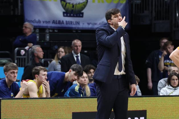 DEU, easyCredit BBL, ALBA vs ratiopharm Ulm, 20 12 2025, Uber Arena, Berlin, DEU, easyCredit BBL, ALBA vs ratiopharm Ulm, in the picture CHIEF TRAINER Pedro Calles ALBA Berlin , ALBA players bench nordphotoxGmbHx xEngler nph00076