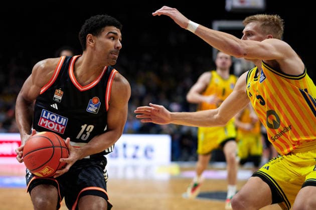 Mark Smith Ratiopharm Ulm, 13 , Sam Griesel Alba Berlin, 05 , GER, ALBA Berlin vs Ratiopharm Ulm, Basketball Men, easy Credit BBL, Season 2025 2026, 11 Matchday, 20 12 2025 GER, ALBA Berlin vs Ratiopharm Ulm, Basketball Men, easy Credit BBL, Season 2025 2026, 11 Matchday, 20 12 2025 Berlin Copyright: xClaudiusxRauch,xEibner-Pressefotox xClaudiusxRauchx EP_CRH