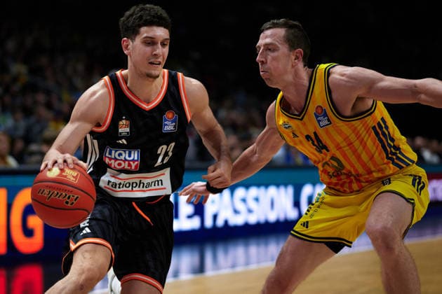 Diego Garavaglia Ratiopharm Ulm, 23 , Justin Bean Alba Berlin, 34 , GER, ALBA Berlin vs Ratiopharm Ulm, Basketball Men, easy Credit BBL, Season 2025 2026, Matchday 11, 20 12 2025 GER, ALBA Berlin vs Ratiopharm Ulm, Basketball Men, easy Credit BBL, Season 2025 2026, Matchday 11, 20 12 2025 Berlin Copyright: xClaudiusxRauch,xEibner-Pressefotox xClaudiusxRauchx EP_CRH