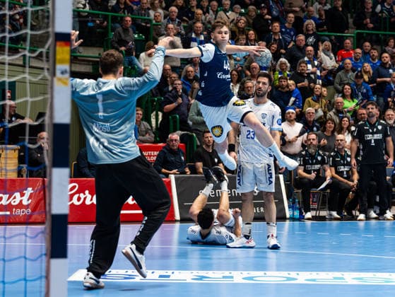 Julian Fuchs Bergischer HC, 46 at the goal throw against Constantin Moestl TBV Lemgo Lippe, 01 Bergischer HC vs TBV Lemgo Lippe, Handball, 1 Bundesliga, Matchday 18, Season 2025 2026, 20 12 2025 Bergischer HC vs TBV Lemgo Lippe, Handball, 1 Bundesliga, Matchday 18, Season 2025 2026, 20 12 2025 Wuppertal Copyright: xEibner-Pressefoto DamianxKruczynx EP_DKI