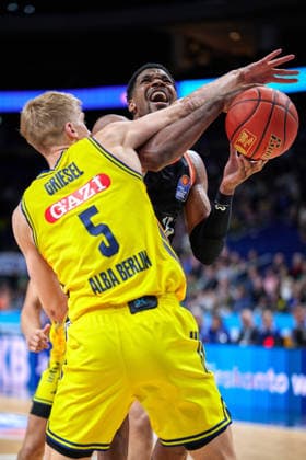Sam Griesel Alba Berlin, 05 , Justin Simon Ratiopharm Ulm, 15 , GER, ALBA Berlin vs Ratiopharm Ulm, Basketball Men, easy Credit BBL, Season 2025 2026, Matchday 11, 20 12 2025 GER, ALBA Berlin vs Ratiopharm Ulm, Basketball Men, easy Credit BBL, Season 2025 2026, Matchday 11, 20 12 2025 Berlin Copyright: xClaudiusxRauch,xEibner-Pressefotox xClaudiusxRauchx EP_CRH