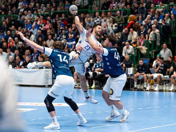 Tim Suton TBV Lemgo Lippe, 23 is blocked in attack by Aron Seesing Bergischer HC, 49 and Gerdas Babarskas Bergischer HC, 14 Bergischer HC vs TBV Lemgo Lippe, Handball, 1 Bundesliga, Matchday 18, Season 2025 2026, 20 12 2025 Bergischer HC vs TBV Lemgo Lippe, Handball, 1 Bundesliga, Matchday 18, Season 2025 2026, 20 12 2025 Wuppertal Copyright: xEibner-Pressefoto DamianxKruczynx EP_DKI