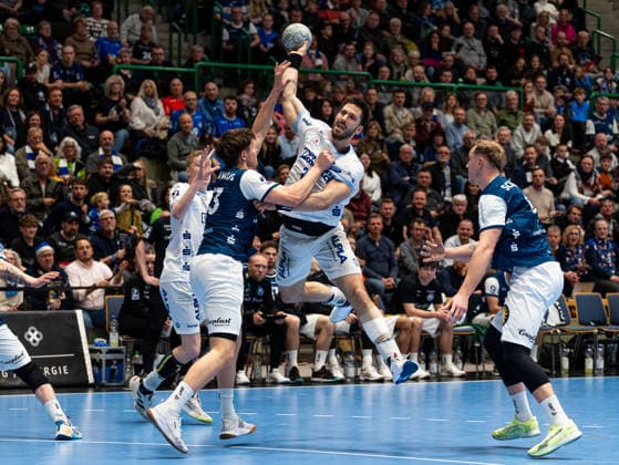 Tim Suton TBV Lemgo Lippe, 23 on goal throw, is stopped by Soeren Steinhaus Bergischer HC, 53 Bergischer HC vs TBV Lemgo Lippe, Handball, 1 Bundesliga, Matchday 18, Season 2025 2026, 20 12 2025 Bergischer HC vs TBV Lemgo Lippe, Handball, 1 Bundesliga, Matchday 18, Season 2025 2026, 20 12 2025 Wuppertal Copyright: xEibner-Pressefoto DamianxKruczynx EP_DKI