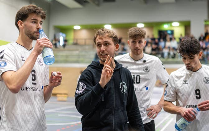 Volleyball, Season 2025 2026, 2 Bundesliga Bord, 20 12 2025, 12 Matchday, Men, TuB Bocholt white vs PSV Neustrelitz gray v l Ben Stoverink TuB Bocholt , Max Ole Luebbert Coach TuB Bocholt , Tom Doerpinghaus TuB Bocholt , Lukas Salimi TuB Bocholt , Bocholt Sporthalle West Nordrhein Westfalen Germany 251220_vb_tub-bocholt_psv-neustrelitz_47941