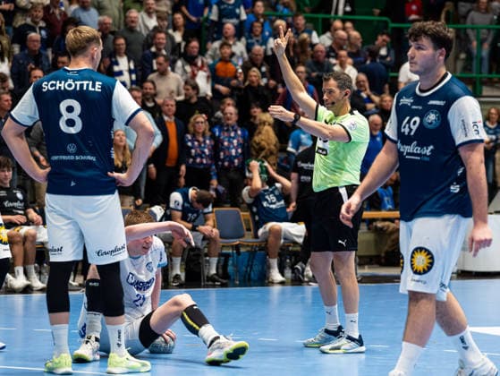 Thorsten Kuschel Referee shows two-minute time penalty for Nico Schoettle Bergischer HC, 08 Bergischer HC vs TBV Lemgo Lippe, Handball, 1 Bundesliga, Matchday 18, Season 2025 2026, 20 12 2025 Bergischer HC vs TBV Lemgo Lippe, Handball, 1 Bundesliga, Matchday 18, Season 2025 2026, 20 12 2025 Wuppertal Copyright: xEibner-Pressefoto DamianxKruczynx EP_DKI