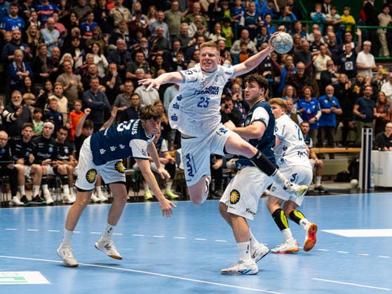 Niels Gerardus Versteijnen TBV Lemgo Lippe, 25 on goal throw Soeren Steinhaus Bergischer HC, 53 can do nothing more Bergischer HC vs TBV Lemgo Lippe, Handball, 1 Bundesliga, Matchday 18, Season 2025 2026, 20 12 2025 Bergischer HC vs TBV Lemgo Lippe, Handball, 1 Bundesliga, Matchday 18, Season 2025 2026, 20 12 2025 Wuppertal Copyright: xEibner-Pressefoto DamianxKruczynx EP_DKI