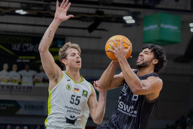 Patrick Etienne Fardy Emilien Tigers Tuebingen, 15 Lenny Liedtke BBC Bayreuth, 55 GER, BBC Bayreuth vs Tigers Tuebingen, Basketball, BARMER 2 Bundesliga Bundesliga, Pro A, Season 2025 2026, 13 Matchday, 20 12 2025 GER, BBC Bayreuth vs Tigers Tuebingen, Basketball, BARMER 2 Bundesliga Bundesliga, Pro A, Season 2025 2026, 13 Matchday, 20 12 2025 Bayreuth Copyright: xEibner-Pressefoto ArdanxFuessmanx EP_AFN