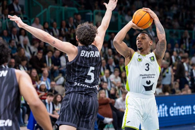 Rayshawn Mart BBC Bayreuth, 03 , Kaya Bayram Tigers Tuebingen, 05 GER, BBC Bayreuth vs Tigers Tuebingen, Basketball, BARMER 2 Bundesliga Bundesliga, Pro A, Season 2025 2026, 13 Matchday, 20 12 2025 GER, BBC Bayreuth vs Tigers Tuebingen, Basketball, BARMER 2 Bundesliga Bundesliga, Pro A, Season 2025 2026, 13 Matchday, 20 12 2025 Bayreuth Copyright: xEibner-Pressefoto ArdanxFuessmanx EP_AFN