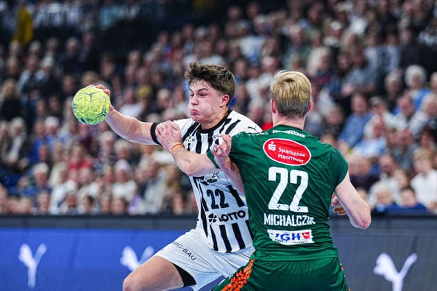 Rasmus Ankermann THW Kiel, 22 , Marian Michalczik TSV Hannover Burgdorf, 22 GER, THW Kiel vs TSV Hannover Burgdorf, Handball, 1 Bundesliga, Matchday 18, Season 2025 2026, 20 12 2025 GER, THW Kiel vs TSV Hannover Burgdorf, Handball, 1 Bundesliga, Matchday 18, Season 2025 2026, 20 12 2025 Kiel Copyright: xEibner-Pressefoto MarcelxvonxFehrnx EP_MFN