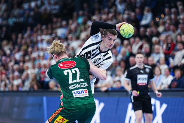 Marian Michalczik TSV Hannover Burgdorf, 22 , Elias Ellefsen a Skipagotu THW Kiel, 71 GER, THW Kiel vs TSV Hannover Burgdorf, Handball, 1 Bundesliga, Matchday 18, Season 2025 2026, 20 12 2025 GER, THW Kiel vs TSV Hannover Burgdorf, Handball, 1 Bundesliga, Matchday 18, Season 2025 2026, 20 12 2025 Kiel Copyright: xEibner-Pressefoto MarcelxvonxFehrnx EP_MFN