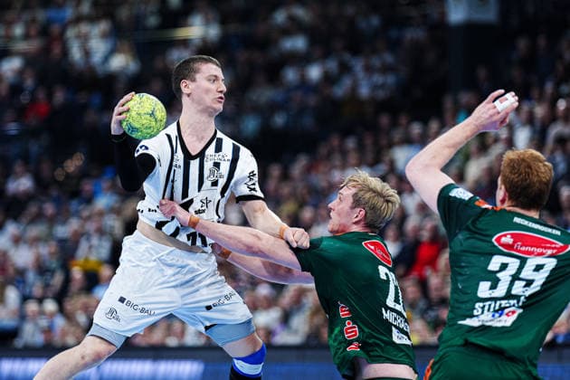 Elias Ellefsen a Skipagotu THW Kiel, 71 , Marian Michalczik TSV Hannover Burgdorf, 22 GER, THW Kiel vs TSV Hannover Burgdorf, Handball, 1 Bundesliga, Matchday 18, Season 2025 2026, 20 12 2025 GER, THW Kiel vs TSV Hannover Burgdorf, Handball, 1 Bundesliga, Matchday 18, Season 2025 2026, 20 12 2025 Kiel Copyright: xEibner-Pressefoto MarcelxvonxFehrnx EP_MFN