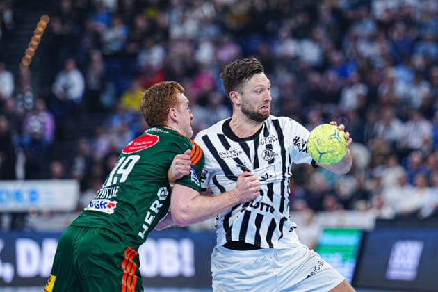 Lukas Stutzke TSV Hannover Burgdorf, 39 , Harald Reinkind THW Kiel, 06 GER, THW Kiel vs TSV Hannover Burgdorf, Handball, 1 Bundesliga, Matchday 18, Season 2025 2026, 20 12 2025 GER, THW Kiel vs TSV Hannover Burgdorf, Handball, 1 Bundesliga, Matchday 18, Season 2025 2026, 20 12 2025 Kiel Copyright: xEibner-Pressefoto MarcelxvonxFehrnx EP_MFN