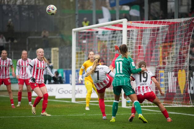 Soccer, Google Pixel Women Bundesliga, 14 Matchday, 2025 2026, SC Freiburg vs SV Werder Bremen, 21 12 2025, Dreisamstadion, Freiburg, Tessa Blumenberg SC Freiburg, Women 7 Meret Felde SC Freiburg, Women 4 MAJA STERNAD SV Werder Bremen ,11 Freiburg Dreisamstadion Baden Württemberg Germany Copyright: xFINLEYxMÖRCHx