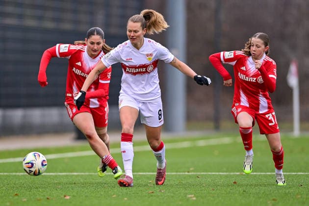 from left Elira Terakaj FCB, 7 Maxi Rall Stuttgart, 8 Clara Choisy FCB, 37 in duel, duel, tackle, dynamic, action, action, 21 12 2025, Munich Germany , Football,2 Women Bundesliga, FC Bayern München II VfB Stuttgart, DFB DFL REGULATIONS PROHIBIT ANY USE OF PHOTOGRAPHS AS IMAGE SEQUENCES AND OR QUASI VIDEO xslx