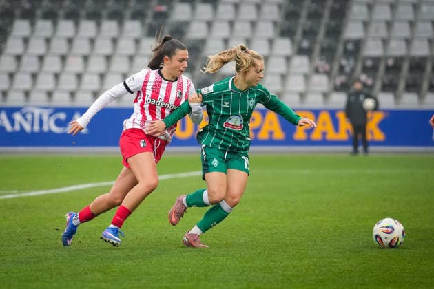 Soccer, Google Pixel Women Bundesliga, Matchday 14, 2025 2026, SC Freiburg vs SV Werder Bremen, 21 12 2025, Dreisamstadion, Freiburg, Leela Egli SC Freiburg, Women 20 MICHELLE WEISS SV Werder Bremen,15 Freiburg Dreisamstadion Baden Württemberg Germany Copyright: xFINLEYxMÖRCHx