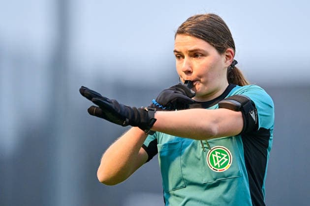 Anna Lena Weiss Schiedsrichterin gibt Anweisungen, gestikuliert, mit den Armen gestikulieren, gives instructions, gesticulate, 21 12 2025, München Deutschland , Fußball,2 Frauen Bundesliga, FC Bayern München II VfB Stuttgart, DFB DFL REGULATIONS PROHIBIT ANY USE OF PHOTOGRAPHS AS IMAGE SEQUENCES AND OR QUASI VIDEO xslx