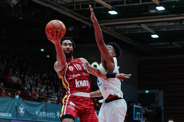 In the picture from left Davion Mintz Wuerzburg Baskets, 10 against Marcus Forster Syntainics MBC, 5 21 12 2025, Basketball, Fitness First Wuerzburg Baskets vs SYNTAINICS MBC, easyCredit BBL, 11 Matchday, Germany, Wuerzburg, tectake Arena, Copyright: HMBxMedia xJulienxBecker
