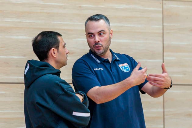 Cristo Cabrera Berlin, Head Coach , Timur Topal Lions, Head Coach , before the match Syntainics MBC vs Alba Berlin, Women, Basketball, 1 Bundesliga, DBBL, Main Round, Matchday 12, Season 2025 26, 21 12 2025 Halle SWH Arena Sachsen Anhalt Germany