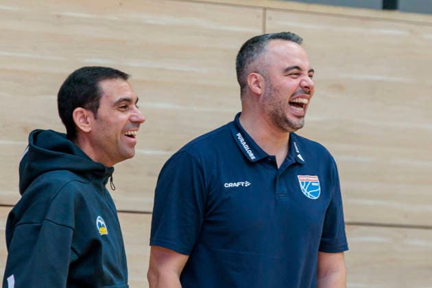 Cristo Cabrera Berlin, Head Coach , Timur Topal Lions, Head Coach , before the match Syntainics MBC vs Alba Berlin, Women, Basketball, 1 Bundesliga, DBBL, Main Round, Matchday 12, Season 2025 26, 21 12 2025 Halle SWH Arena Sachsen Anhalt Germany