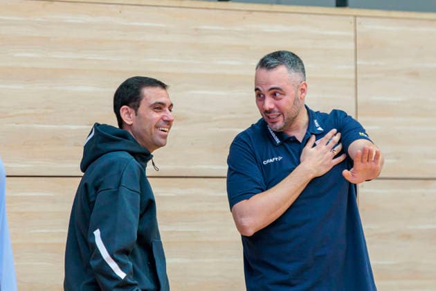 Cristo Cabrera Berlin, Head Coach , Timur Topal Lions, Head Coach , before the match Syntainics MBC vs Alba Berlin, Women, Basketball, 1 Bundesliga, DBBL, Main Round, Matchday 12, Season 2025 26, 21 12 2025 Halle SWH Arena Sachsen Anhalt Germany