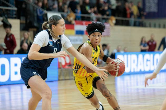 Alexia Allesch Lions, 0 , Deeshyra Thomas Berlin, 21 , Syntainics MBC vs Alba Berlin, Women, Basketball, 1 Bundesliga, DBBL, Main Round, Matchday 12, Season 2025 26, 21 12 2025 Halle SWH Arena Sachsen Anhalt Germany