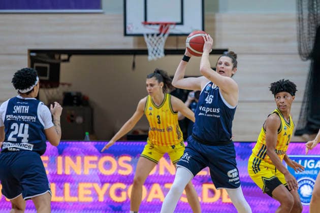 Liz Smith Lions, 24 , Theresa Simon Berlin, 3 , Romy Bär Lions, 46 , Deeshyra Thomas Berlin, 21 , Syntainics MBC vs Alba Berlin, Women, Basketball, 1 Bundesliga, DBBL, Main Round, Matchday 12, Season 2025 26, 21 12 2025 Halle SWH Arena Sachsen Anhalt Germany