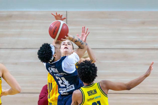 Liz Smith Lions, 24 , Emily Kiser Berlin, 33 , Deeshyra Thomas Berlin, 21 , Syntainics MBC vs Alba Berlin, Women, Basketball, 1 Bundesliga, DBBL, Main Round, Matchday 12, Season 2025 26, 21 12 2025 Halle SWH Arena Sachsen Anhalt Germany