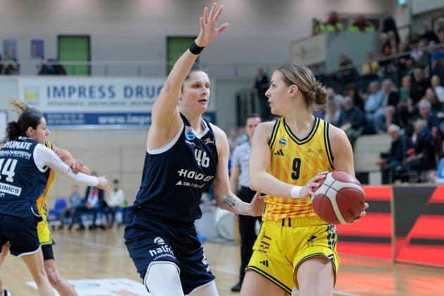 Romy Bär Lions, 46 , Jo Raflo Berlin, 9 , Syntainics MBC vs Alba Berlin, Women, Basketball, 1 Bundesliga, DBBL, Main Round, Matchday 12, Season 2025 26, 21 12 2025 Halle SWH Arena Sachsen Anhalt Germany