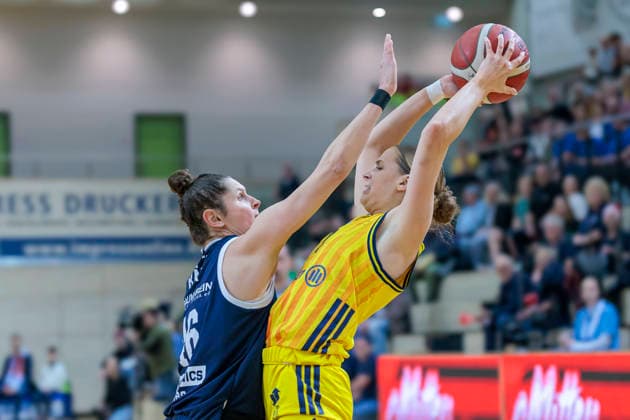Romy Bär Lions, 46 , Jo Raflo Berlin, 9 , Syntainics MBC vs Alba Berlin, Women, Basketball, 1 Bundesliga, DBBL, Main Round, Matchday 12, Season 2025 26, 21 12 2025 Halle SWH Arena Sachsen Anhalt Germany