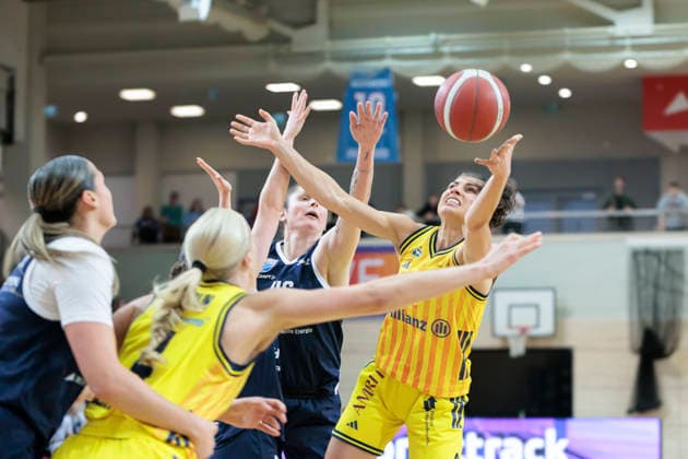 Alexia Allesch Lions, 0 , Marie Bertholdt Berlin, 4 , Romy Bär Lions, 46 , Theresa Simon Berlin, 3 , Syntainics MBC vs Alba Berlin, Women, Basketball, 1 Bundesliga, DBBL, Main Round, Matchday 12, Season 2025 26, 21 12 2025 Halle SWH Arena Sachsen Anhalt Germany