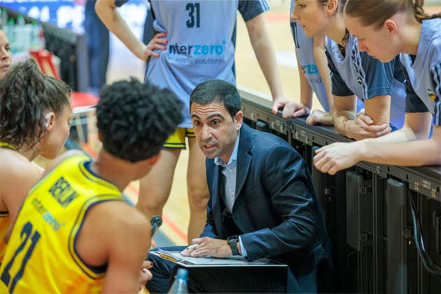Cristo Cabrera Berlin, Head Coach , Timeout, Syntainics MBC vs Alba Berlin, Women, Basketball, 1 Bundesliga, DBBL, Main Round, Matchday 12, Season 2025 26, 21 12 2025 Halle SWH Arena Sachsen Anhalt Germany