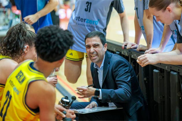 Cristo Cabrera Berlin, Head Coach , Timeout, Syntainics MBC vs Alba Berlin, Women, Basketball, 1 Bundesliga, DBBL, Main Round, Matchday 12, Season 2025 26, 21 12 2025 Halle SWH Arena Sachsen Anhalt Germany
