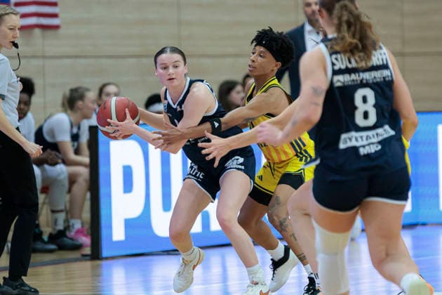 Nicole Brochlitz Lions, 6 , Deeshyra Thomas Berlin, 21 , Anna Suckstoff Lions, 8 , Syntainics MBC vs Alba Berlin, Women, Basketball, 1 Bundesliga, DBBL, Main Round, Matchday 12, Season 2025 26, 21 12 2025 Halle SWH Arena Sachsen Anhalt Germany