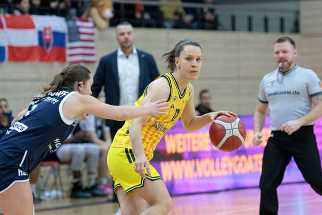 Anna Suckstoff Lions, 8 , Lena Gohlisch Berlin, 12 , Syntainics MBC vs Alba Berlin, Women, Basketball, 1 Bundesliga, DBBL, Main Round, 12 Matchday, Season 2025 26, 21 12 2025 Halle SWH Arena Sachsen Anhalt Germany