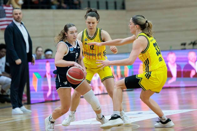 Anna Suckstoff Lions, 8 , Lena Gohlisch Berlin, 12 , Emily Kiser Berlin, 33 , Syntainics MBC vs Alba Berlin, Women, Basketball, 1 Bundesliga, DBBL, Main Round, 12 Matchday, Season 2025 26, 21 12 2025 Halle SWH Arena Sachsen Anhalt Germany