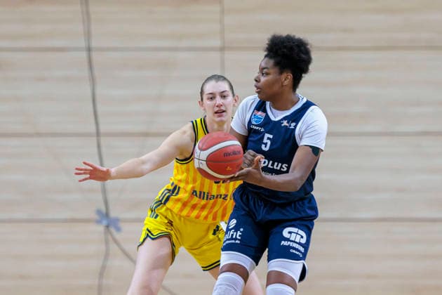 Abby Muse Berlin, 31 , Khalis Cain Lions, 5 , Syntainics MBC vs Alba Berlin, Women, Basketball, 1 Bundesliga, DBBL, Main Round, Matchday 12, Season 2025 26, 21 12 2025 Halle SWH Arena Sachsen Anhalt Germany