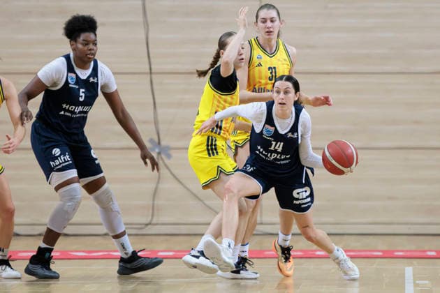 Khalis Cain Lions, 5 , Rosalie Esser Berlin, 22 , Katelyn Shumate Lions, 14 , Abby Muse Berlin, 31 , Syntainics MBC vs Alba Berlin, Women, Basketball, 1 Bundesliga, DBBL, Main Round, Matchday 12, Season 2025 26, 21 12 2025 Halle SWH Arena Sachsen Anhalt Germany