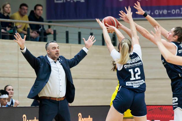 Timur Topal Lions, Head Coach , Anna Alborova Lions, 12 , Tessa Stammberger Berlin, 6 , Romy Bär Lions, 46 , Syntainics MBC vs Alba Berlin, Women, Basketball, 1 Bundesliga, DBBL, Main Round, 12 Matchday, Season 2025 26, 21 12 2025 Halle SWH Arena Sachsen Anhalt Germany